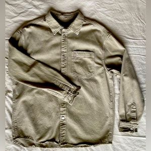 Men’s H&M tan denim button-snap long-sleeve shirt.